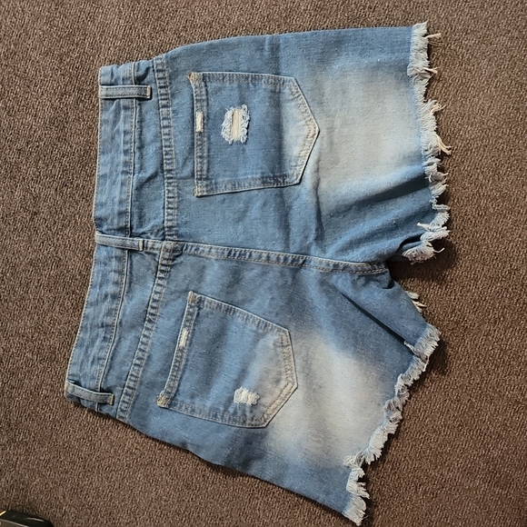 Denim shorts size 6 large - Picture 2 of 3